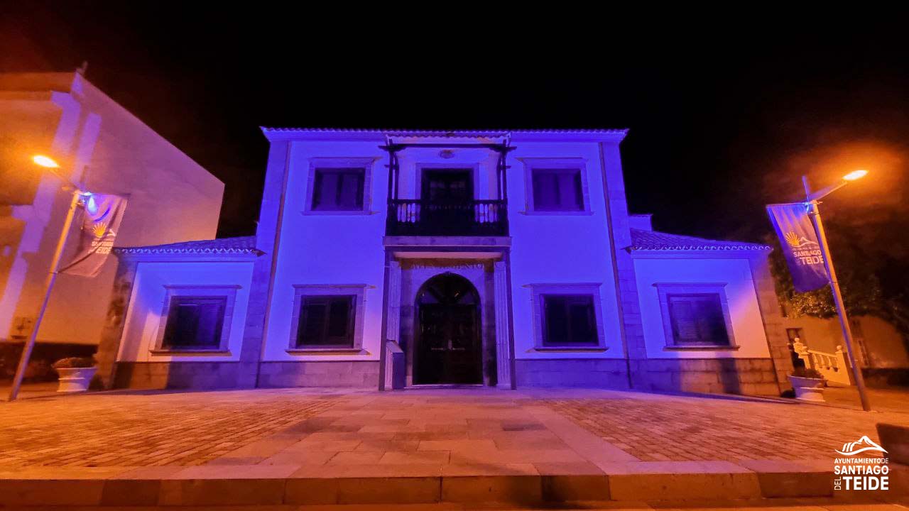 EL AYUNTAMIENTO SE ILUMINÓ DE VIOLETA PARA VISIBILIZAR EL DÍA MUNDIAL DE LAS ENFERMEDADES INFLAMATORIAS INTESTINALES