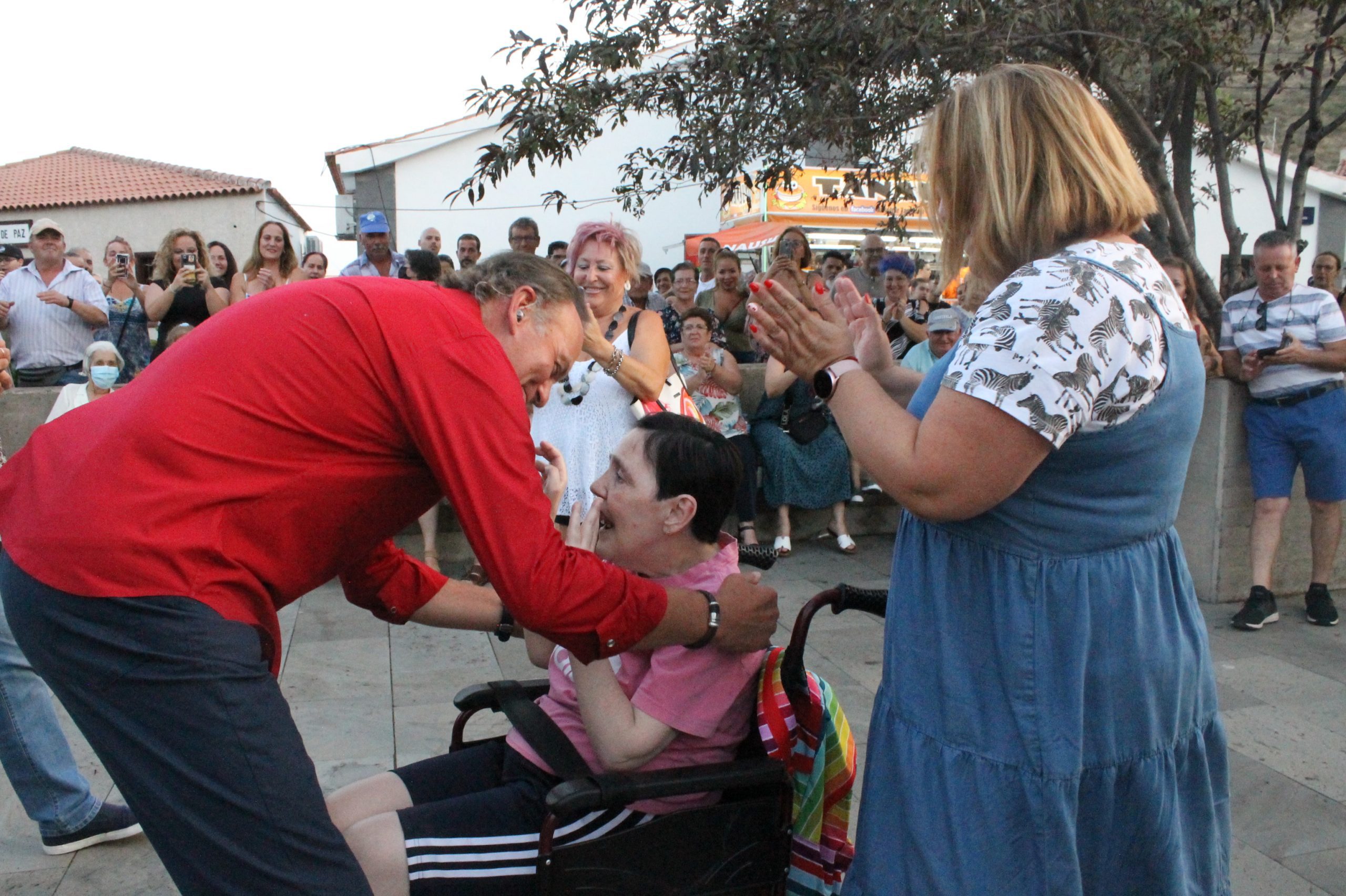 BERTÍN OSBORNE LOGRA ENCANDILAR A SUS FANS EN UNA PLAZA DE SANTIAGO DEL TEIDE ABARROTADA