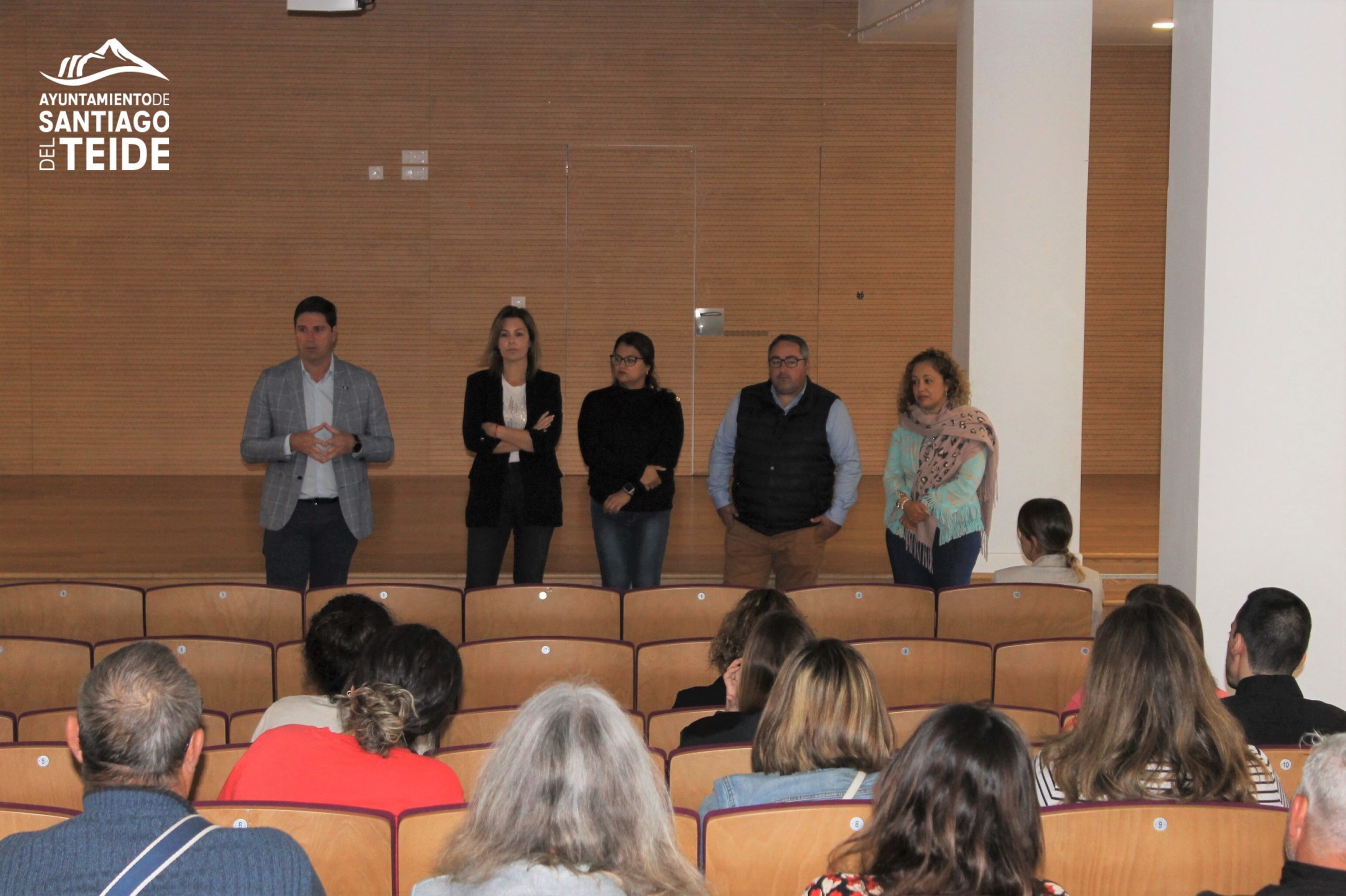 EL ALCALDE DA LA BIENVENIDA A LAS 21 PERSONAS QUE COMIENZAN EL PROYECTO DE EMPLEO» SANTIAGO DEL TEIDE, REACTIVA» PROMOVIDO POR CABILDO Y AYUNTAMIENTO