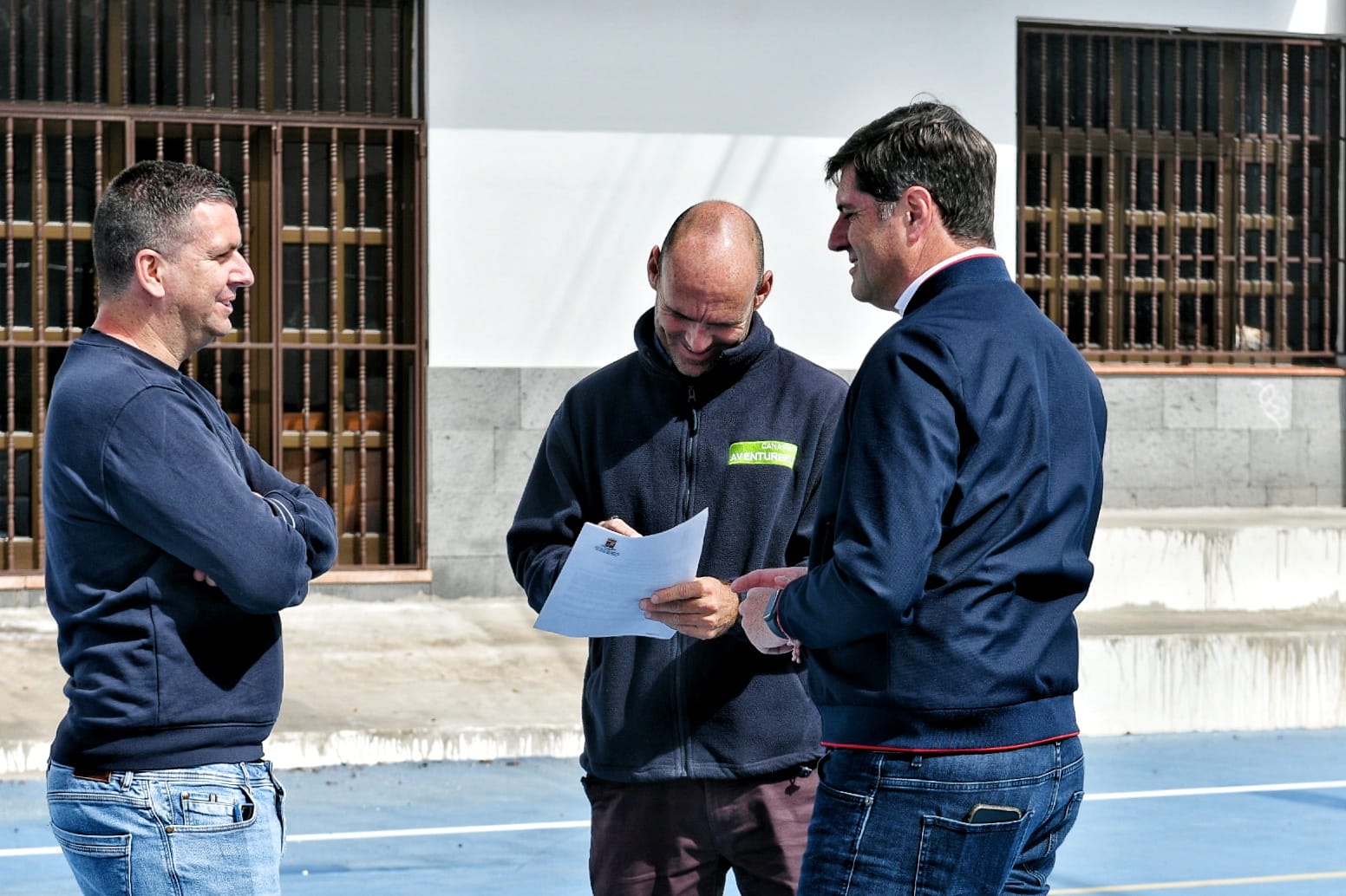 El Alcalde firma la recepción de las obras que se llevaron a cabo en el polideportivo de El Molledo