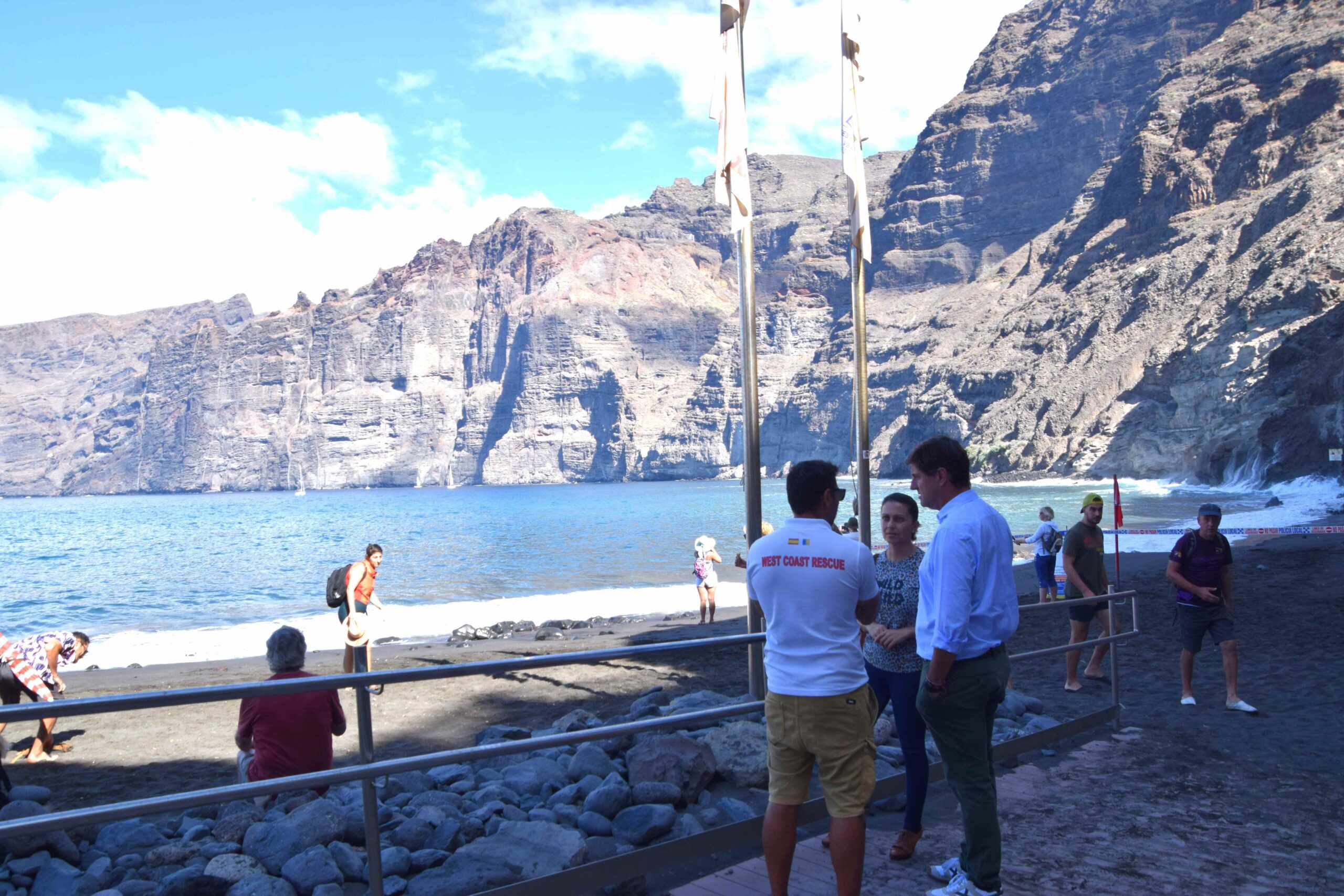 Se reabre parcialmente la playa de Los Guíos