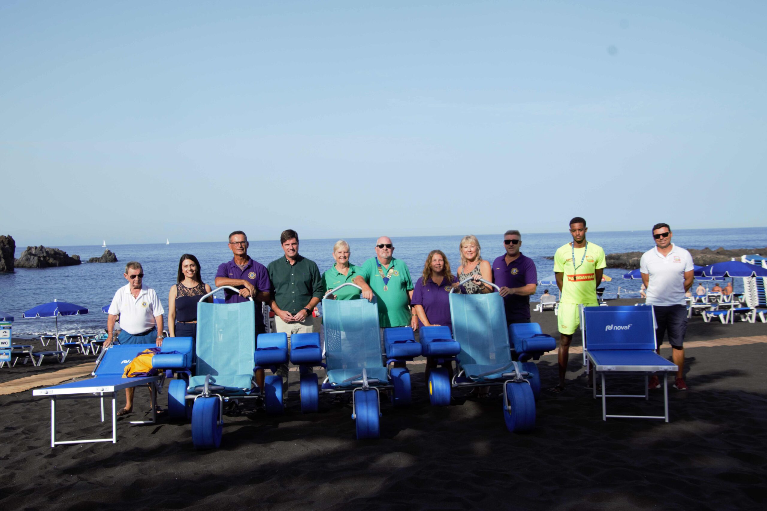 El Club de Leones de Santiago del Teide dona tres sillas anfibias y dos tumbonas adaptadas