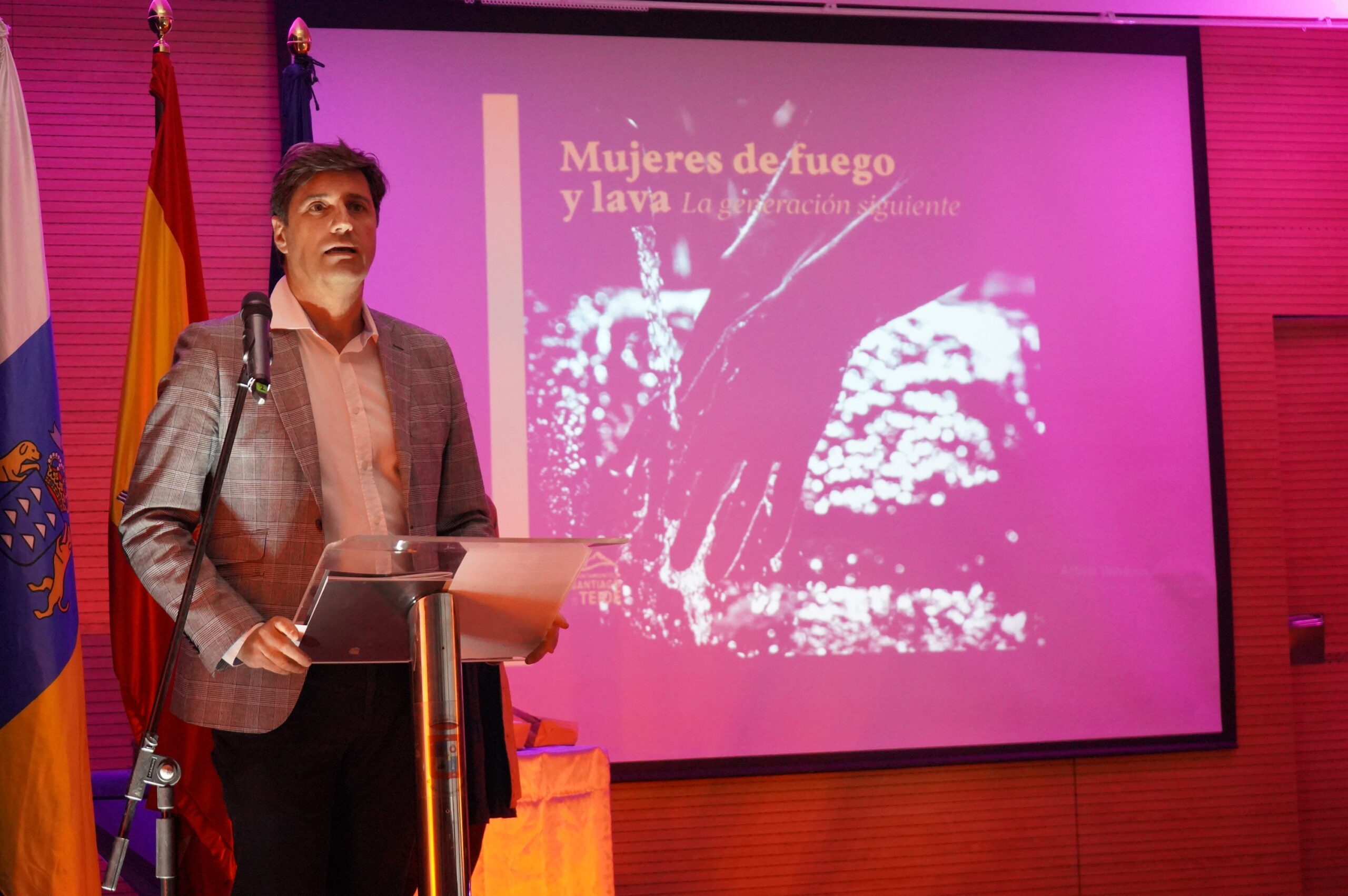 El alcalde presentó el libro «Mujeres de Fuego y Lava. La generación siguiente”