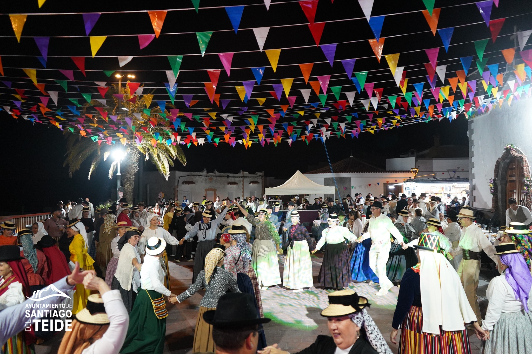 La plaza de Arguayo acogió un multitudinario Baile de Magos