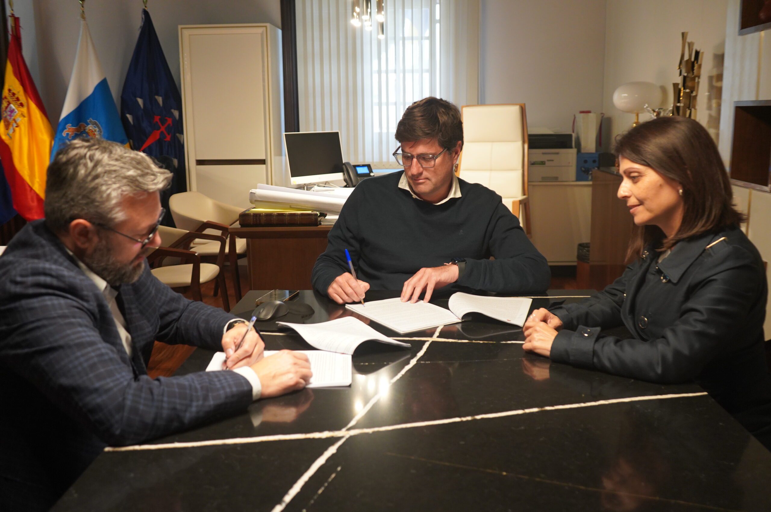 Alcalde y consejero delegado de Gesplan firman el encargo de los trabajos de acondicionamiento del Camino de las Cuevitas