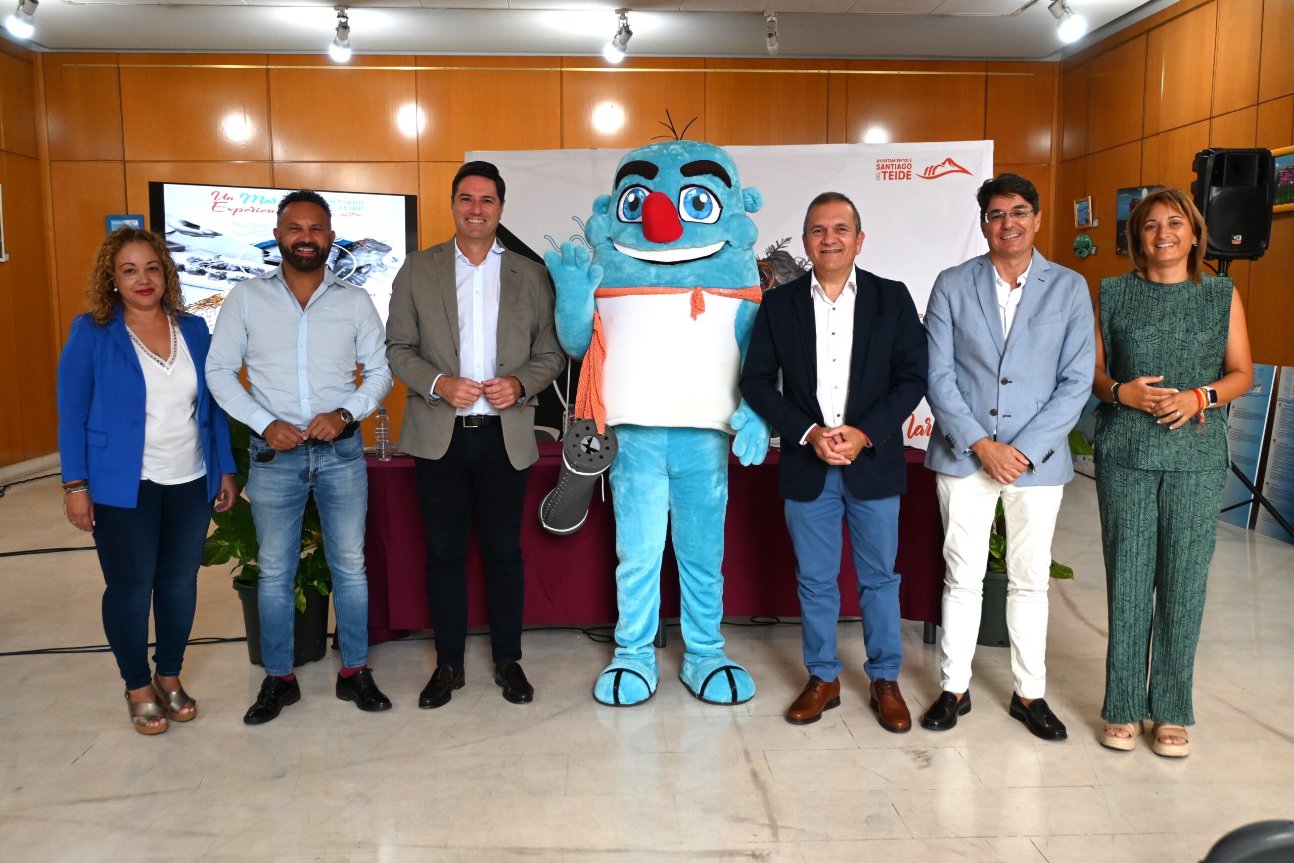 El alcalde presenta la VII edición del proyecto “Un Mar de Experiencias 2024”