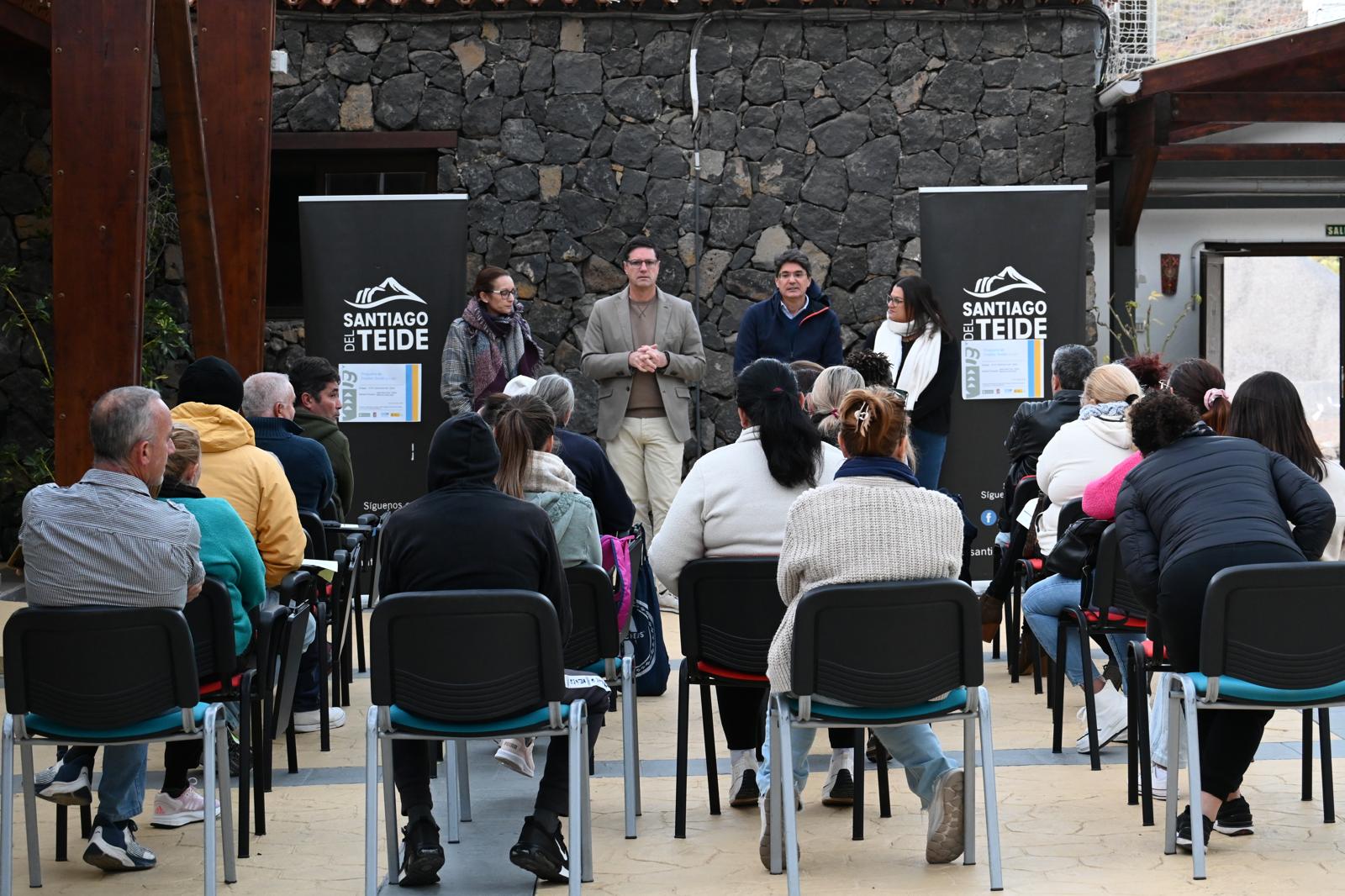 El alcalde presentó la primera fase del convenio de empleo social “Santiago del Teide Empleo 2024-2025”