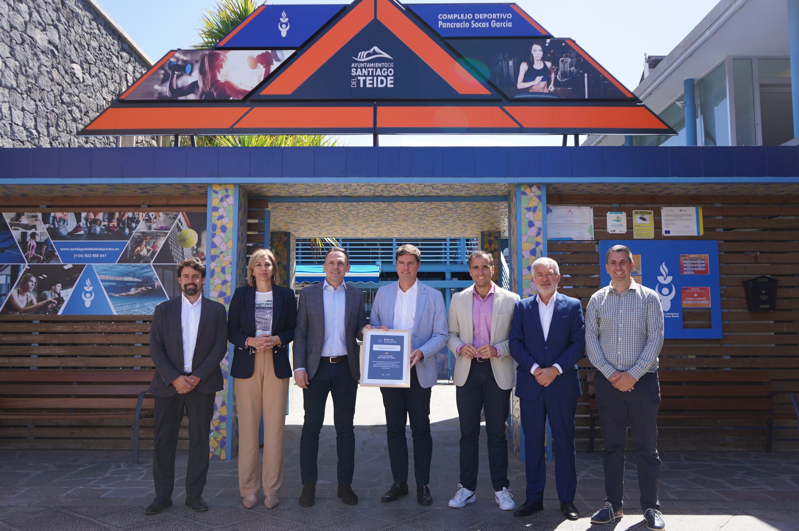 El alcalde inaugura la primera piscina inteligente de Canarias