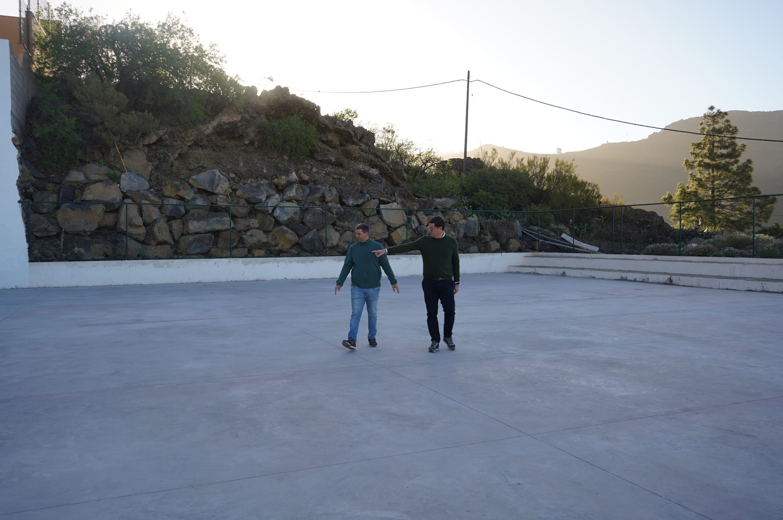 El alcalde firma el acta de inicio de las obras de construcción de la pista multideporte en El Molledo