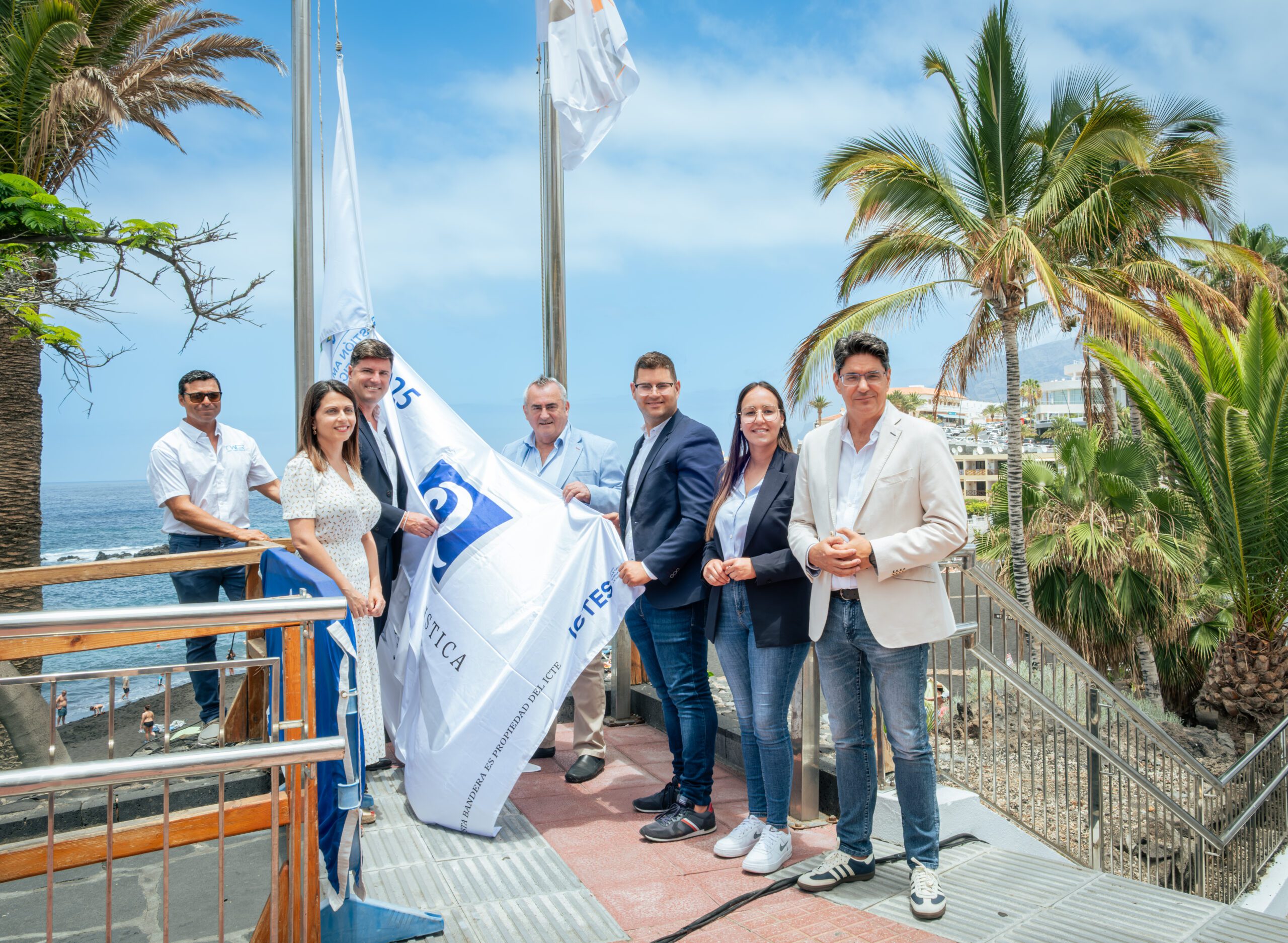 Santiago del Teide iza las banderas Q de Calidad Turística en las playas de La Arena y Los Guíos