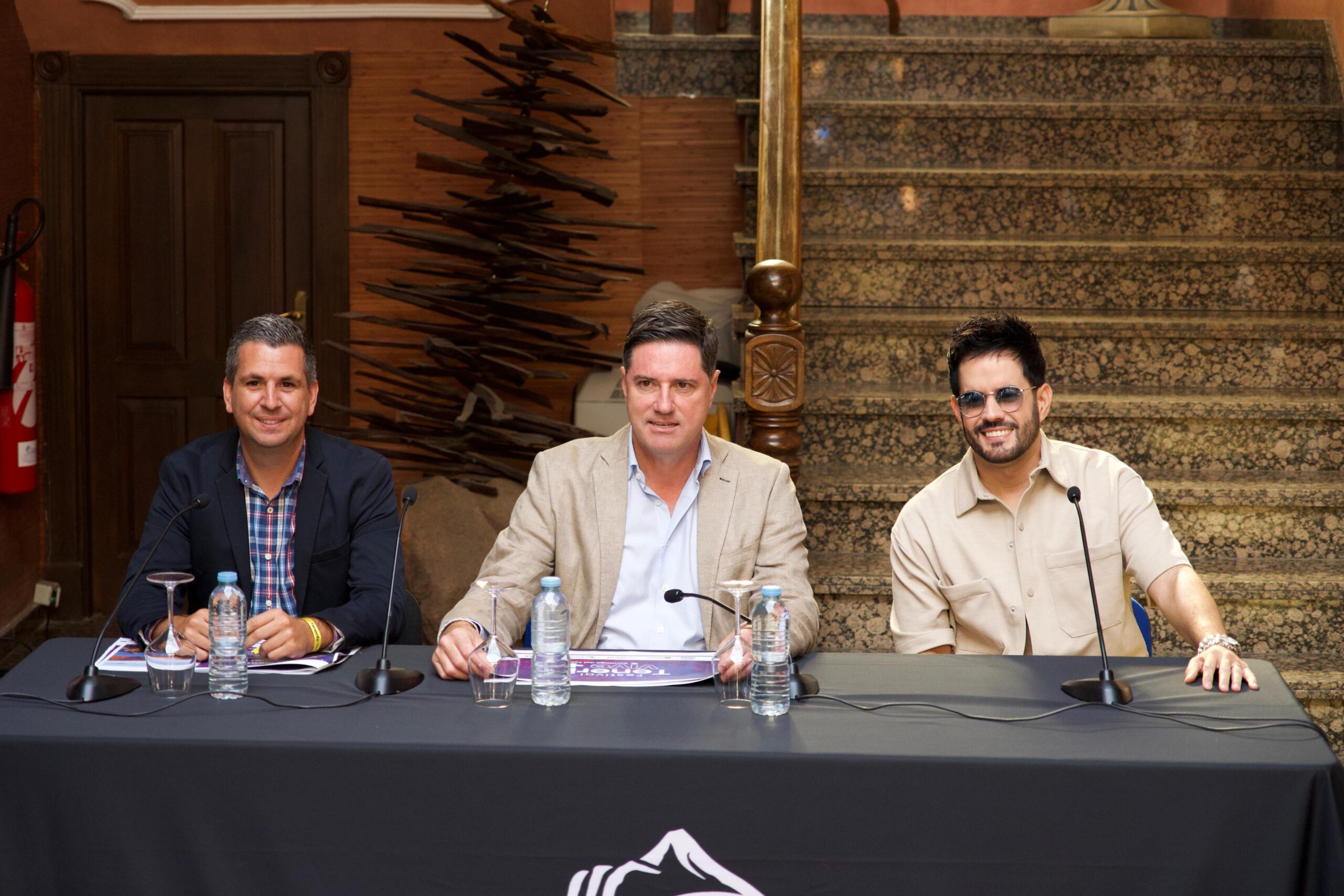 El alcalde acompañado del artista dominicano Manny Cruz presenta la II edición del Festival Tenerife Vive+Santiago del Teide
